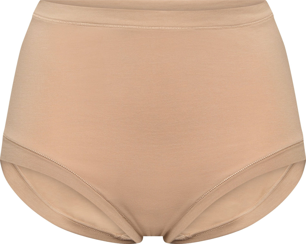 JBS fra Danmark 153965 DK Maxi Pudder trusser med høj talje, blødt beige stof, set forfra på hvid baggrund.
