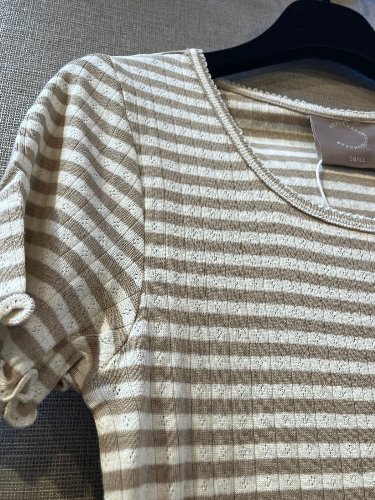 Kopenhaken’s 154480 Soft T-shirt Lysebrun – beige og hvide striber med flæset manchetter, vist på en sort bøjle.