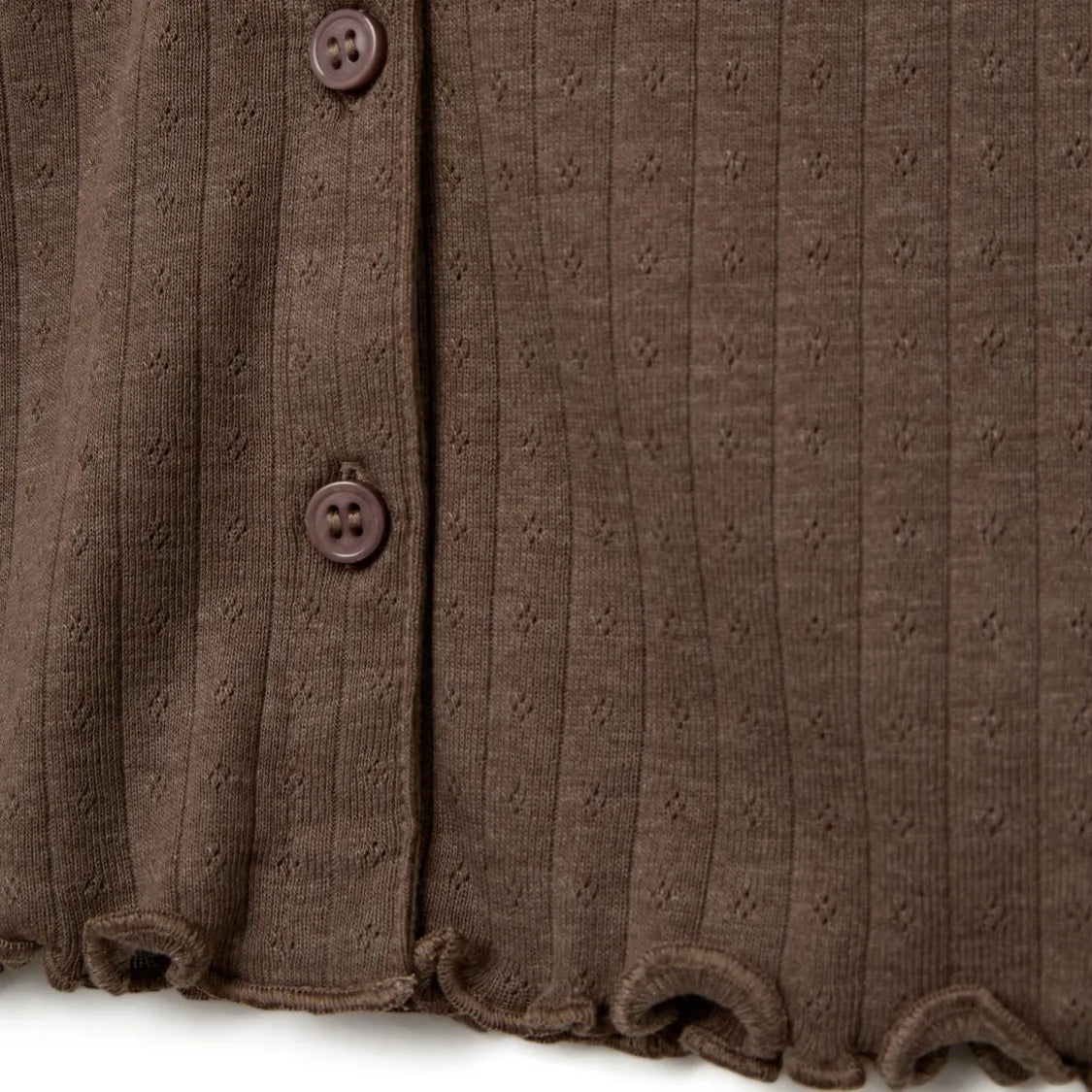 Nærbillede af Kopenhakens »Soft Brun«-cardigan med to knapper og bølget kantdetalje nederst.