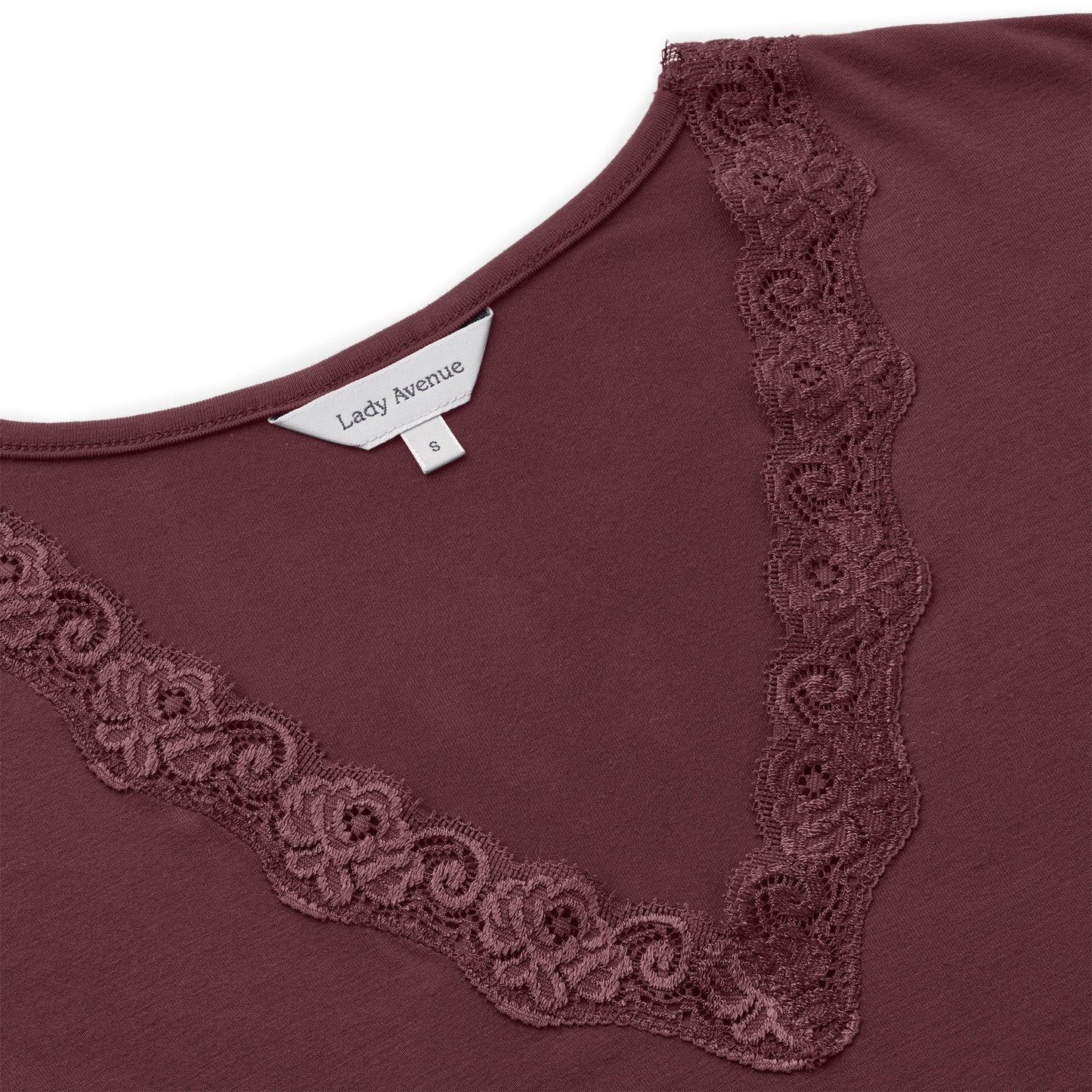 Nærbillede af Lady Avenue Bambus Kirsebær-loungewear-top med V-udskæring i bordeauxrød med blonderkant, størrelse S.