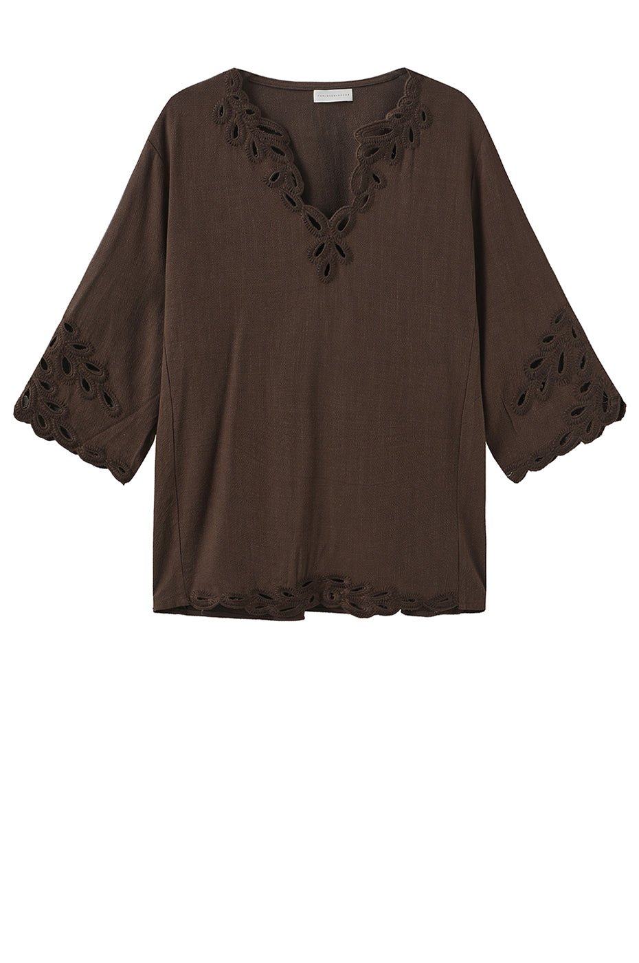 Luxzuz Vicha Brun-bluse i mørkebrun med broderie anglaise på kraven, ærmerne og nederkanten.