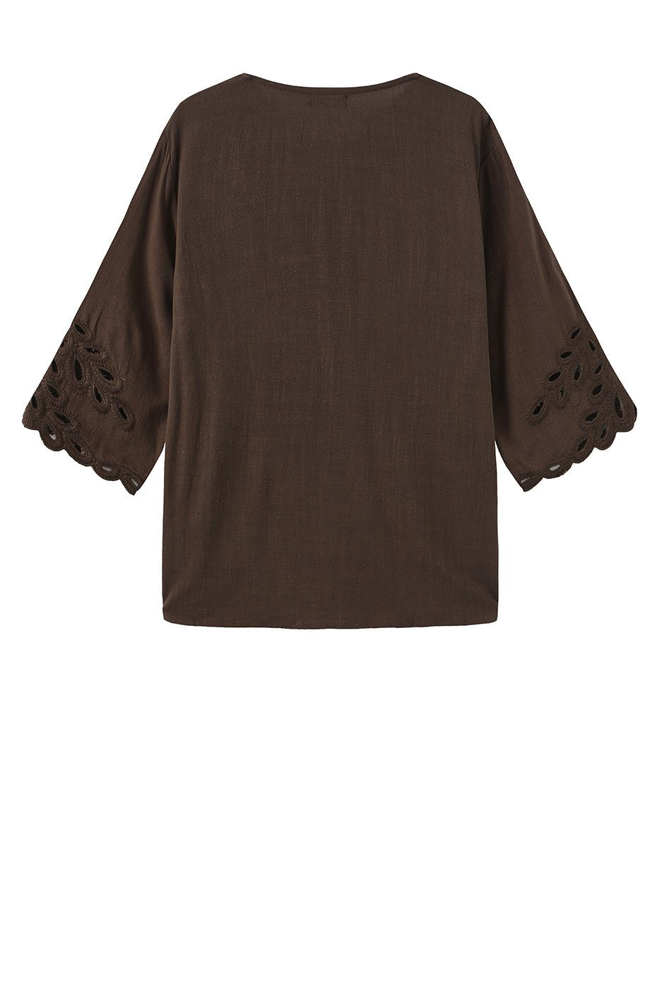 Luxzuz Vicha Brun-bluse med løse 3/4-ærmer og manchetter i broderie anglaise, set bagfra.