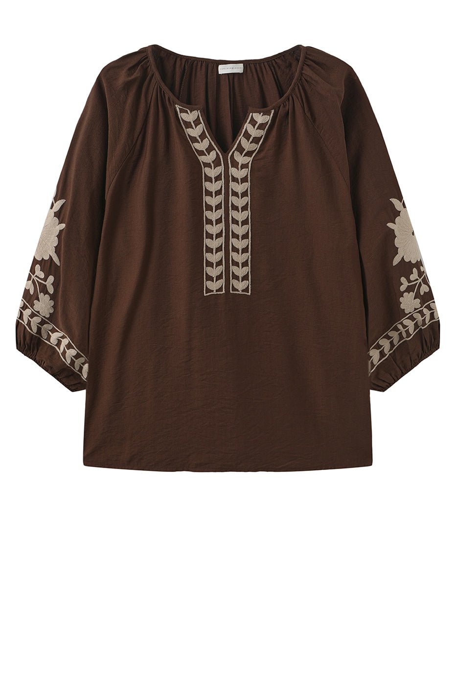 Luxzuz – Vina Brun-bluse med beige broderi på ærmerne og ved halsen, smukt fremvist på hvid baggrund.