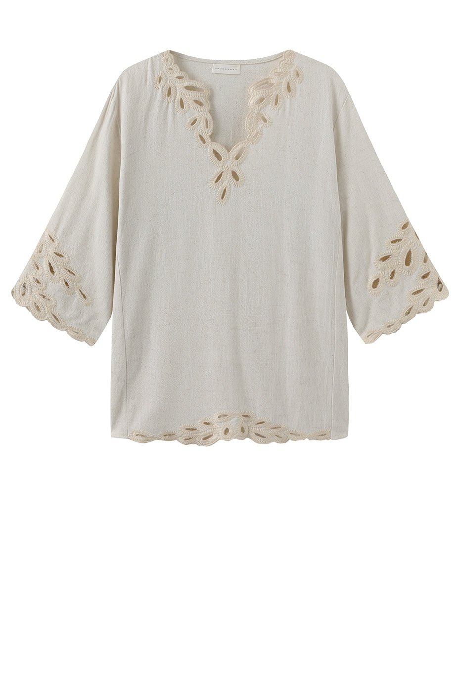 Luxzuz Vicha-bluse i offwhite viskose-hør med broderie anglaise-udskæringer i bladform ved halsudskæringen, ærmerne og forneden.