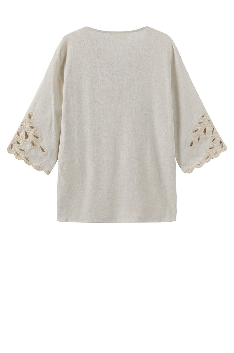 Luxzuz Vicha Offwhite-bluse i løs pasform med udskæringer i form af blade i broderie anglaise, set bagfra.