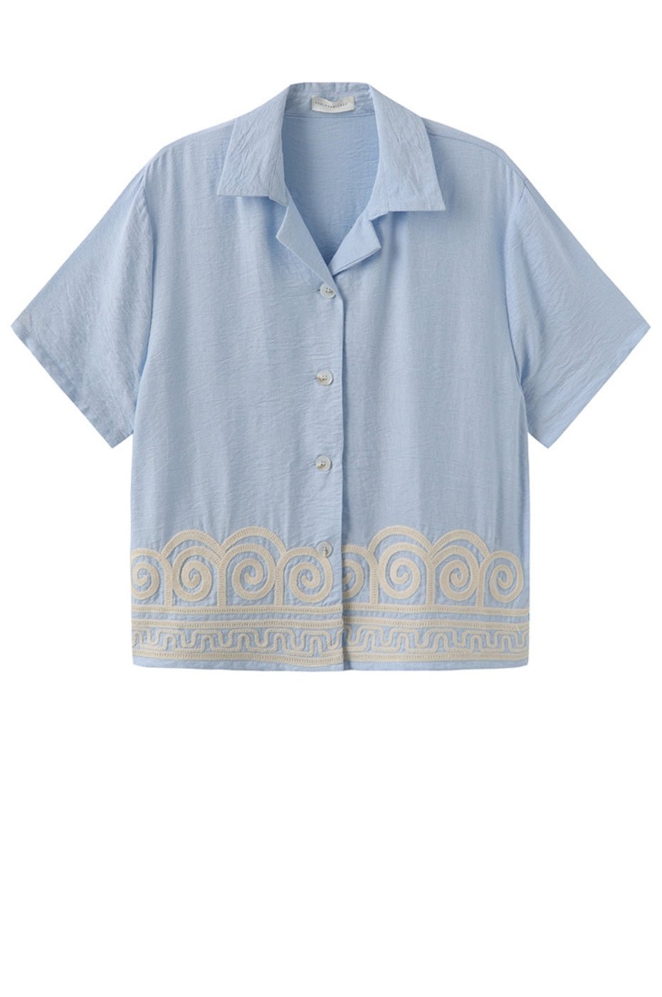 Lyseblåt Luxzuz-shorts-sæt, model 155282, med hvidt broderi i nederkanten, vist på hvid baggrund.