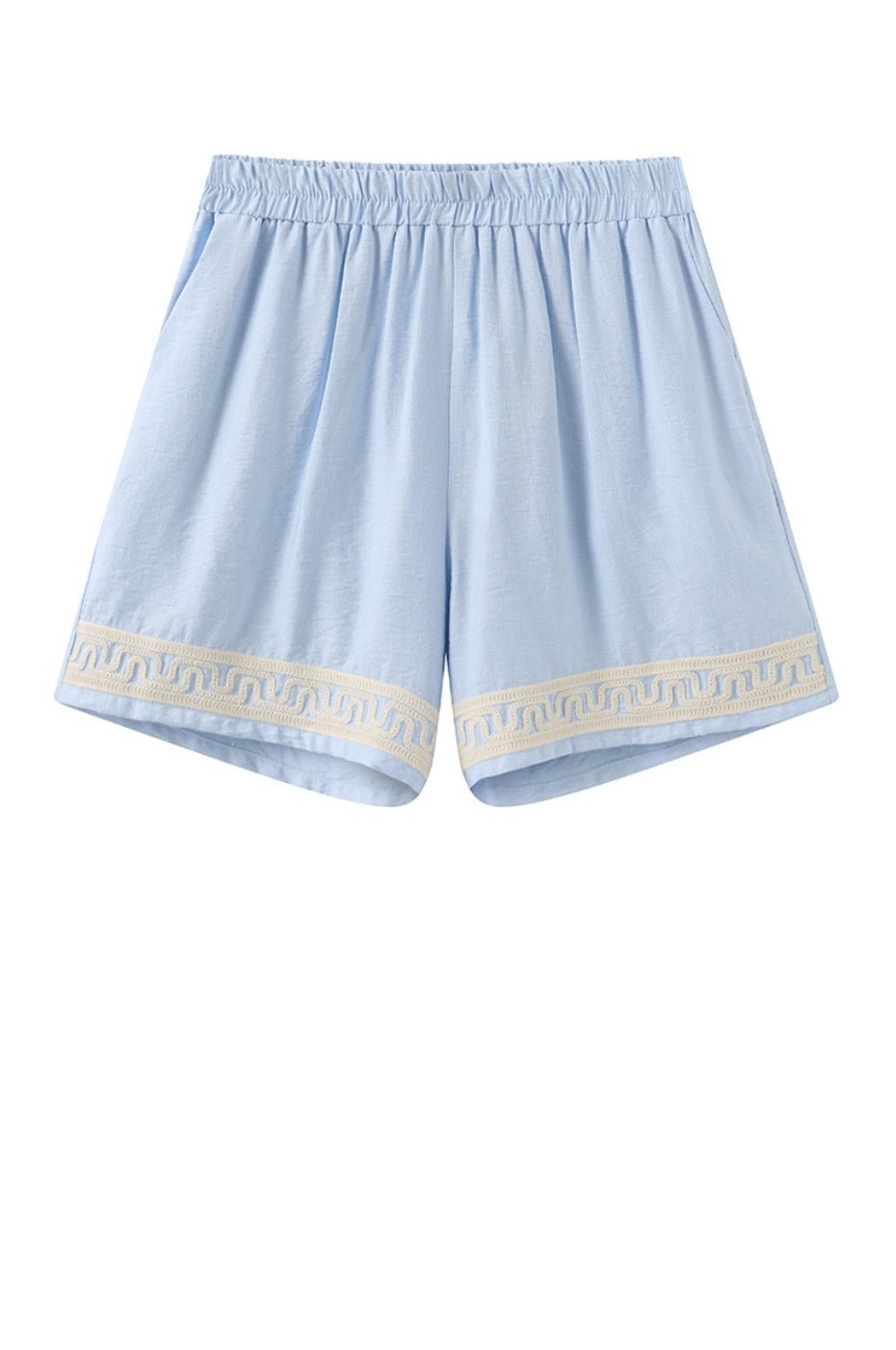 Luxzuz 155282 – et sæt lyseblå shorts med elastisk talje og hvid kant, vist på en hvid baggrund.