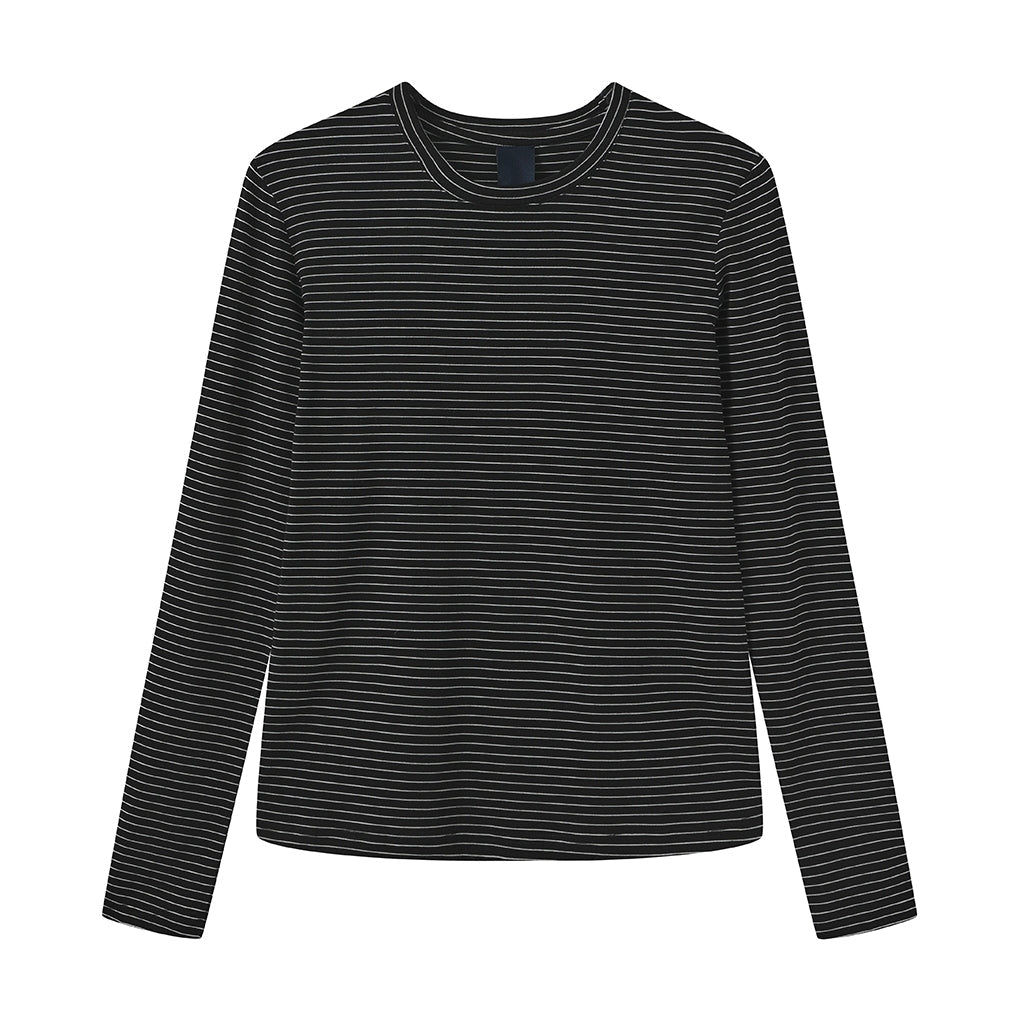 Black Luxzuz – Segberg Sort langærmet T-shirt med rund hals og tynde hvide vandrette striber.