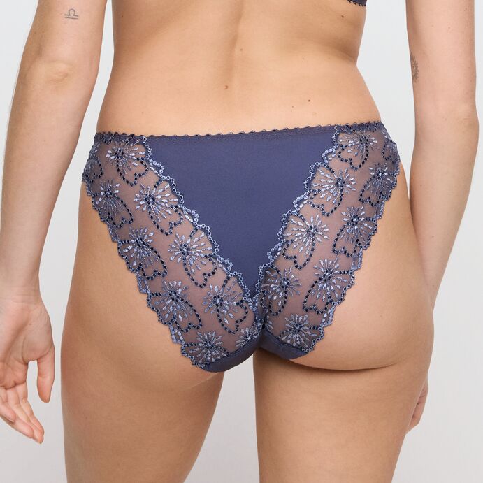 Person iført Marie Jo - Jane Blue Shadow Blå blonderundertøj med mesh- og blomsterdetaljer; ryggen og overkroppen er synlige.
