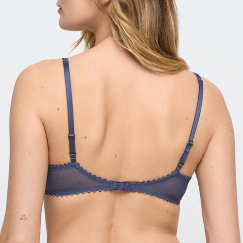 Kvinde set bagfra iført en Marie Jo - Jane Blue Shadow Blå-bh med justerbare stropper og elegant broderi-kant.