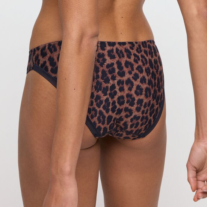 Modellen bærer Marie Jo – Tom Fauve Leopard-trusser med høj talje, set fra siden og bagfra, hvilket giver et elegant og vildt look.