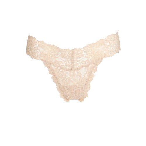 Marie Jo Soft Studio Caffe Latte-g-streng 154236 i beige blonder med bølget kant, vist på hvid baggrund.