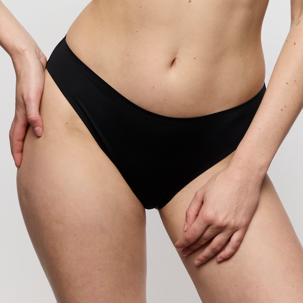 Model iført Marie Jo – Soft Studio Black Sort, vist fra midten af overkroppen til de øverste lår på en lys baggrund.
