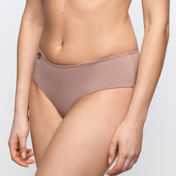 En person har Marie Jo’s Tom Cosmetic Lysebrun-bikinibukser med høj talje på foran en ensfarvet, lys baggrund.