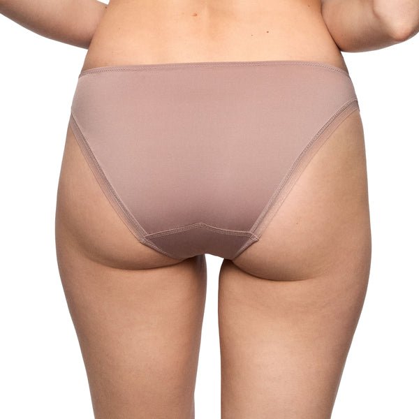 Model iført Marie Jo Tom Cosmetic Lysebrun 155297, set bagfra, hvor taljen, hofterne og de øverste lår ses.