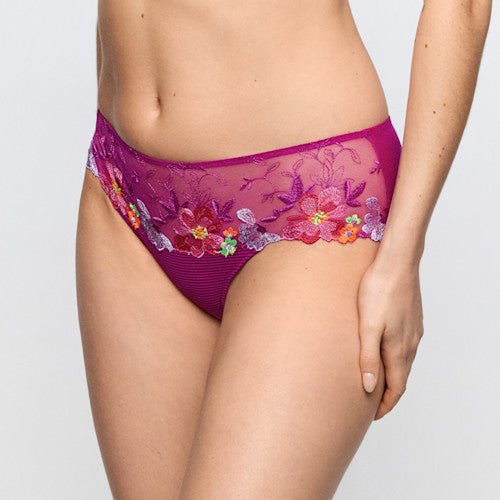Modellen bærer Marie Jo – Odilly Wild Rose Lilla hipster, vist fra maven til låret, foran en ensfarvet baggrund.