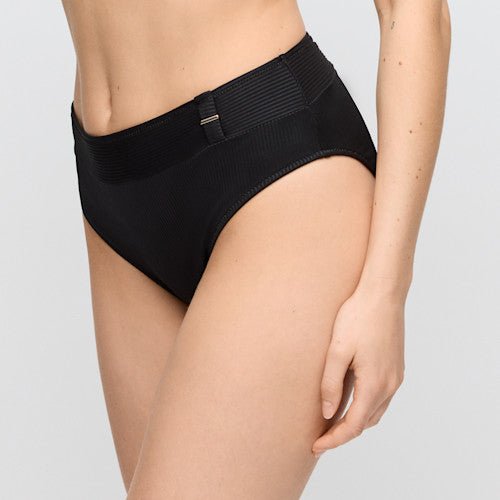 Klassisk badetøj i rock-stil: Marie Jo Swim – Cassie Black Sort med ribbet struktur og stilfuld metal-detalje.