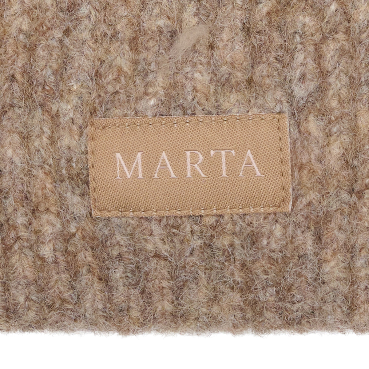 Nærbillede af 152742 Marta du Château Rib Beanie i lysebrun, fremstillet af genanvendt polyester med mærkeetiket.