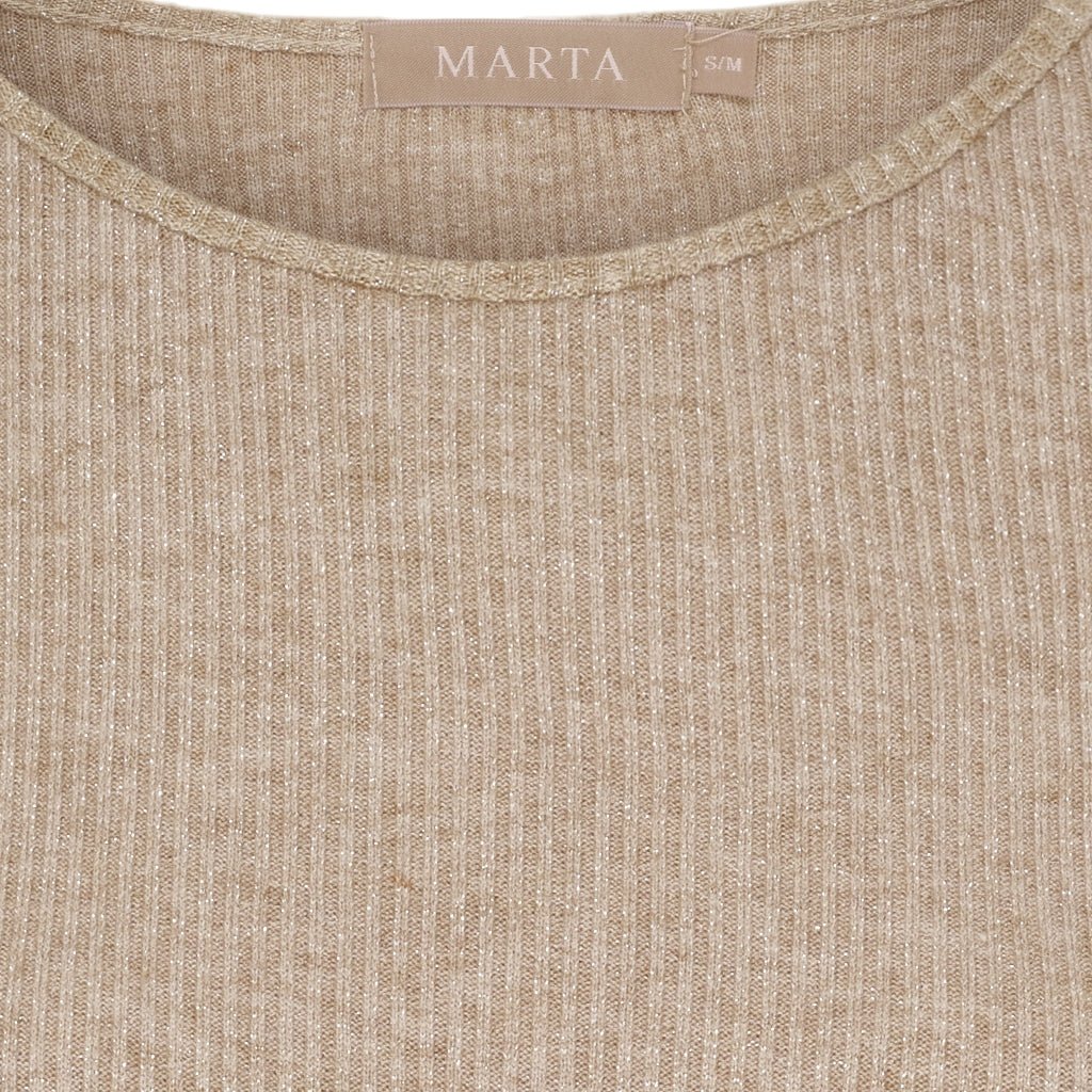 Marta du Château Lunara – ribstrikket top i kamel, størrelse S/M, rund hals, inspireret af Glimmerstrik-blusestilen.