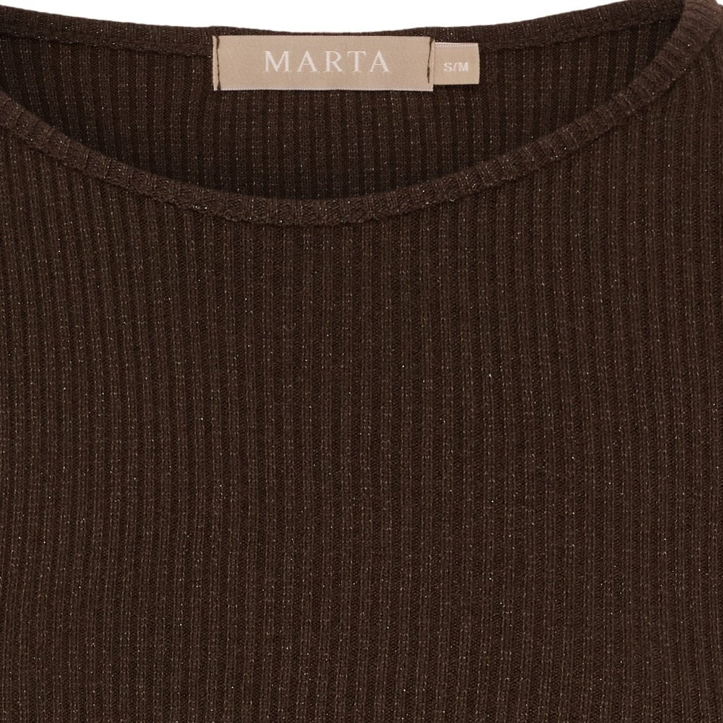 Nærbillede af en Marta du Château Lunara Mørkebrun T-shirt, ribstrikket, størrelsesmærke S/M og MARTA-mærke ved halsudskæringen.