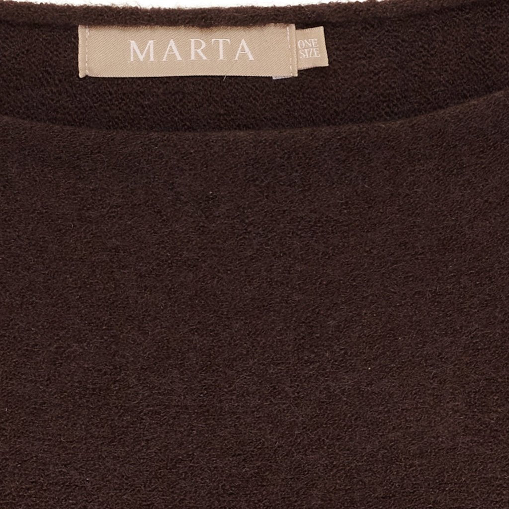 Nærbillede af Marta du Château Elderflower Mørkebrun: brun struktur, beige ONE SIZE-mærke – perfekt til en mørkebrun kappe.