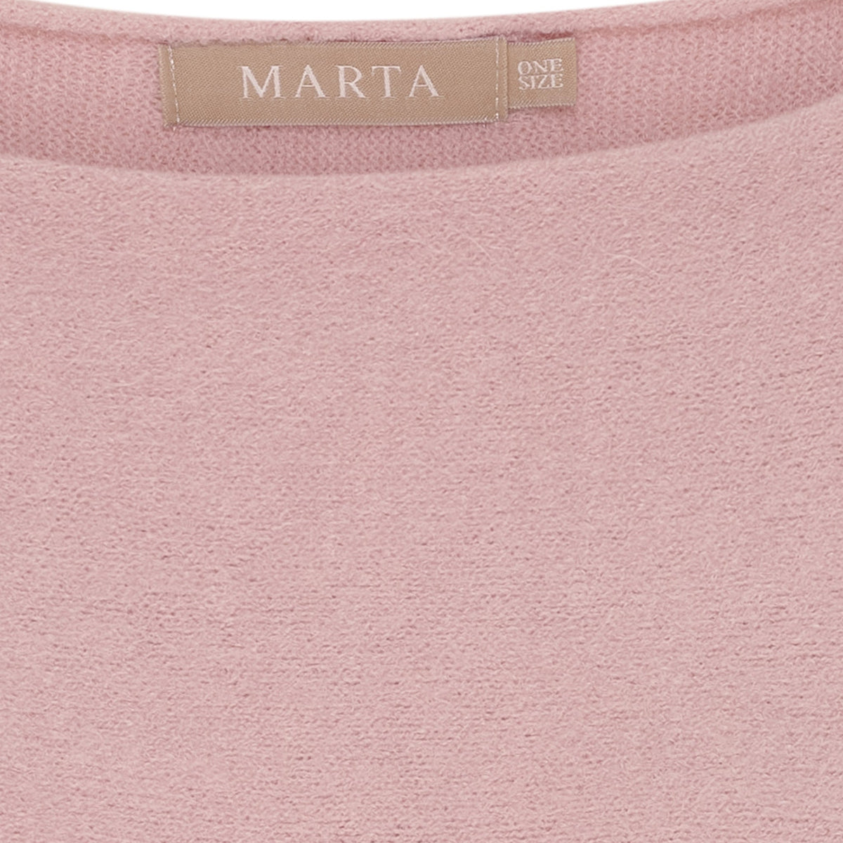 Nærbillede af Marta du Château-trøjen »Elderflower Knit Gammelrosa« med en beige »ONE SIZE«-mærkat inde i kraven.