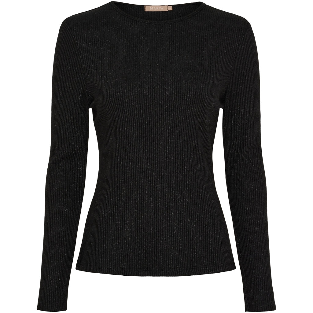 Lunara Sort af Marta du Château: sort, ribstrikket langærmet sweater med rund hals, vist på hvid baggrund.