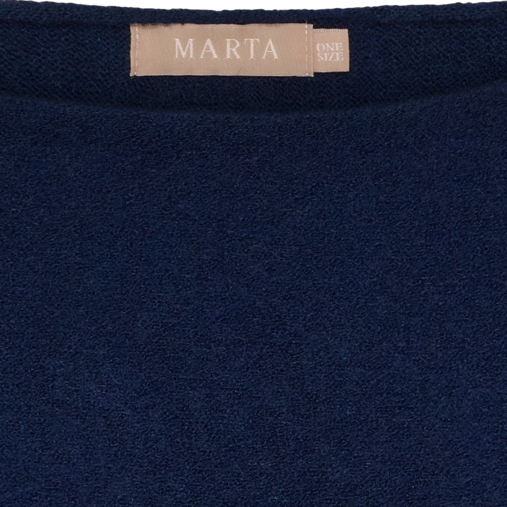 Elderflower Mørkeblå striktrøje fra Marta du Château med MARTA ONE SIZE-mærke i beige i nakken.