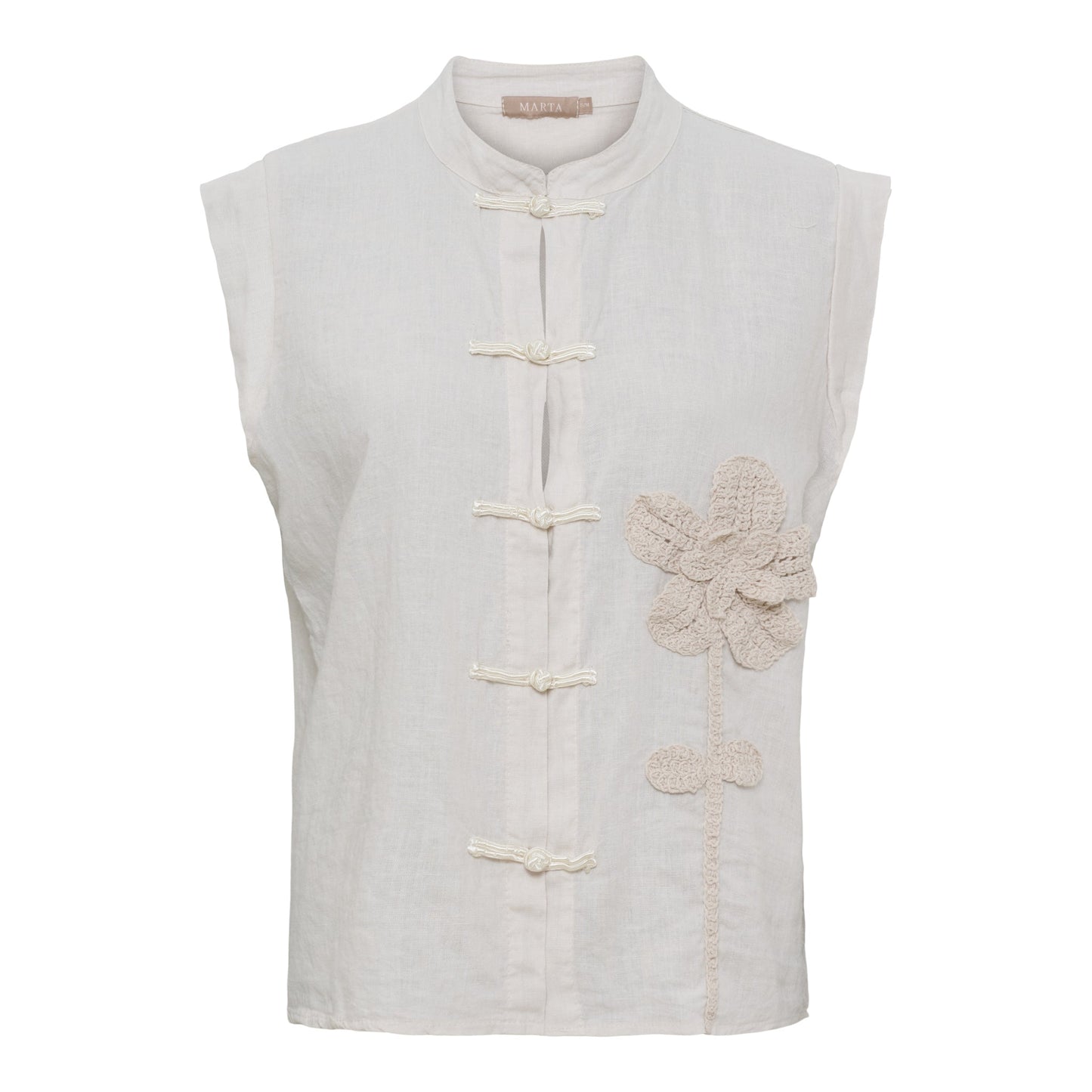 Marta fra Château Olina Beige: Ærmeløs beige top i hør og viskose med knudede knapper og blomsterbroderi.