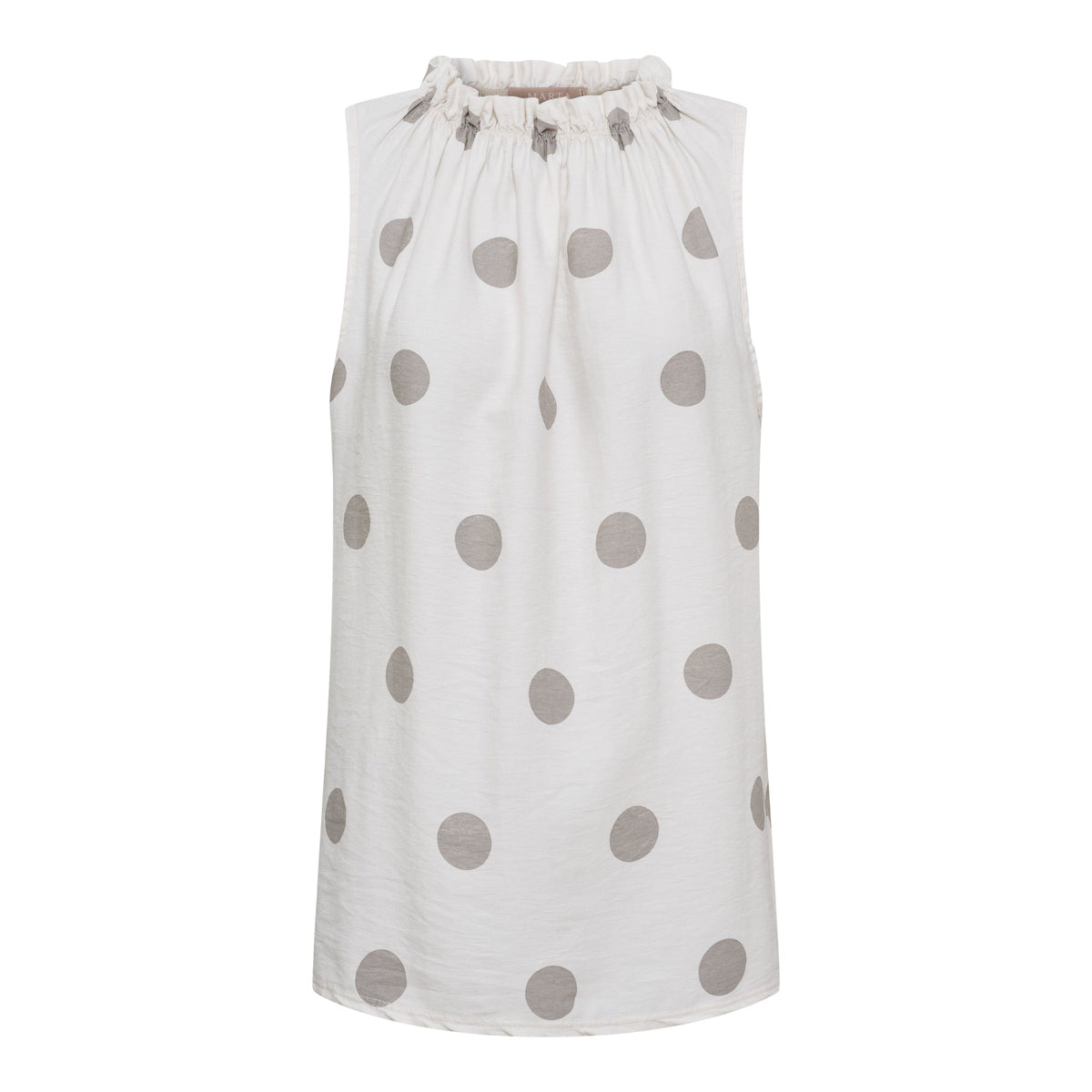 Marta du Château Lucina Beige: Ærmeløs bluse med beige prikker og flæset halsudskæring, vist på ensfarvet baggrund.