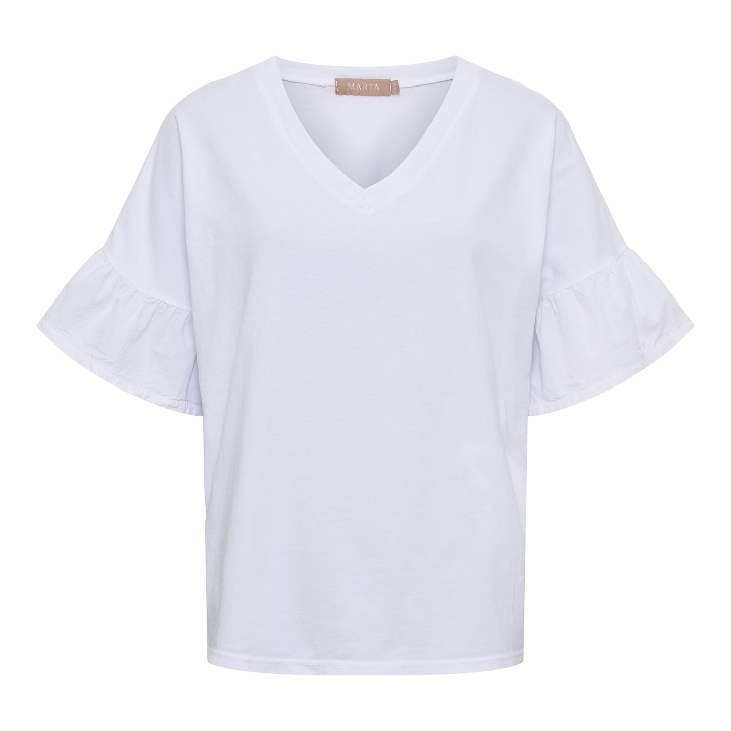 Marta du Château Sabela Hvid: Hvid bomulds-T-shirt med V-udskæring og flæseærmer, vist på en ensfarvet baggrund.