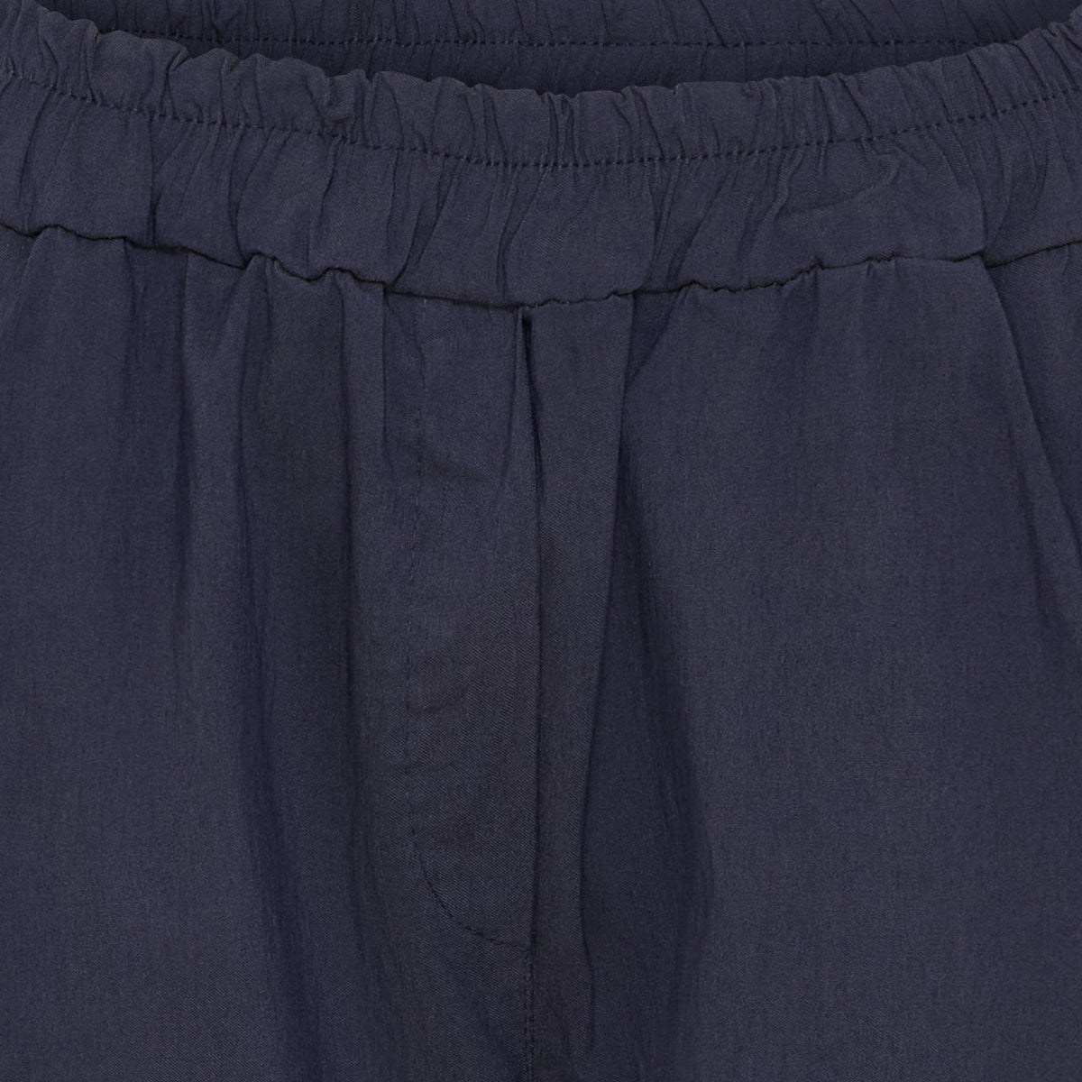Detaljeret billede af 154961 Raffaella Mørkeblå fra Marta du Château, der fremhæver den elastiske talje og sømmen foran.