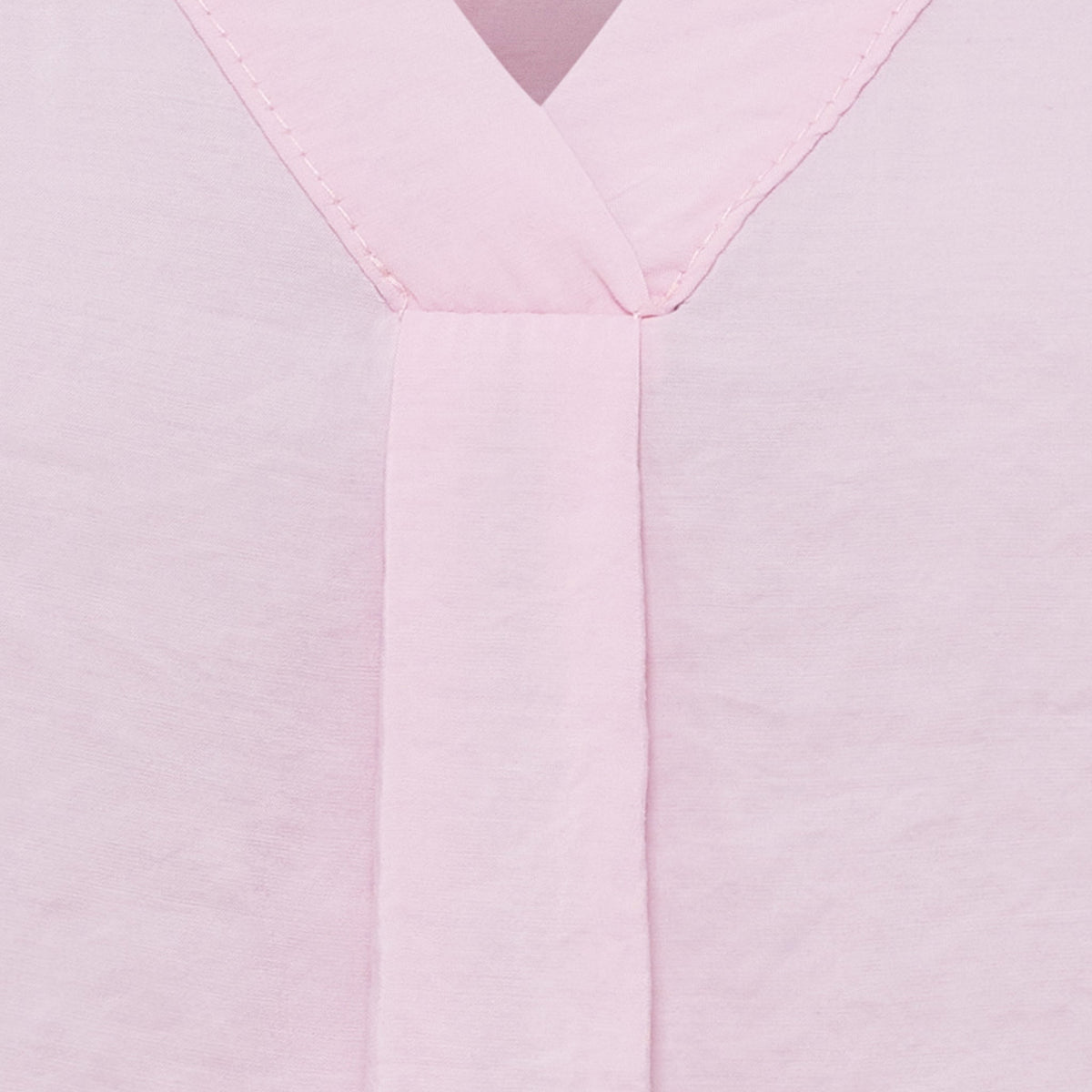 Nærbillede af Marta du Château 155032 Opaline Pink, en lyserød top med V-udskæring, midtersøm og synlige sømme.