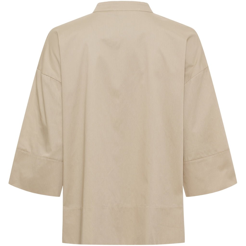 Bagfra set: Marta du Château 155426 Ginger Beige, langærmet, kraveløs jakke med brede ærmer og kasseformet pasform.
