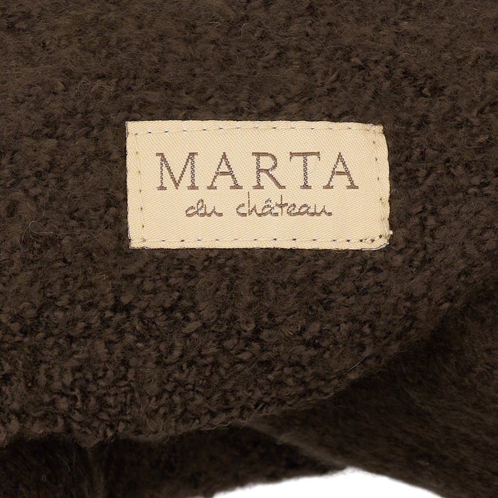 Der er syet et beige Marta du Château-mærke på det mørkebrune MDCSunny Mørkebrun-tørklæde.