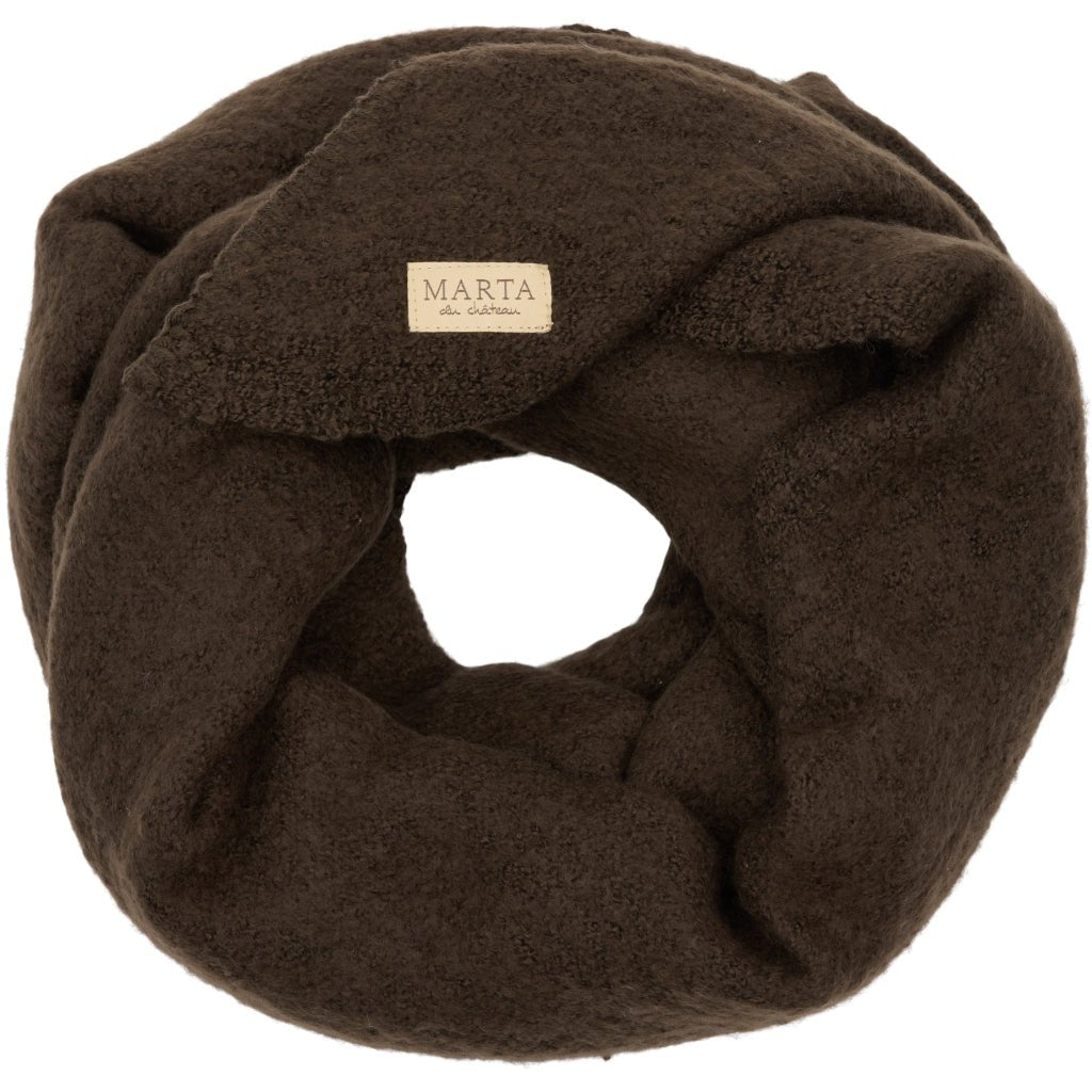 MDCSunny Mørkebrun fleece-tørklæde fra Marta du Château med beige mærke og diskret trekantet design.