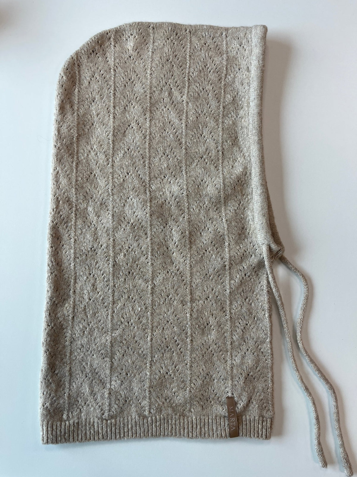 Beige 156474 | Marta du Château - MDCJytta Beige strikket balaclava med et lodret strukturmønster og bånd i siderne.