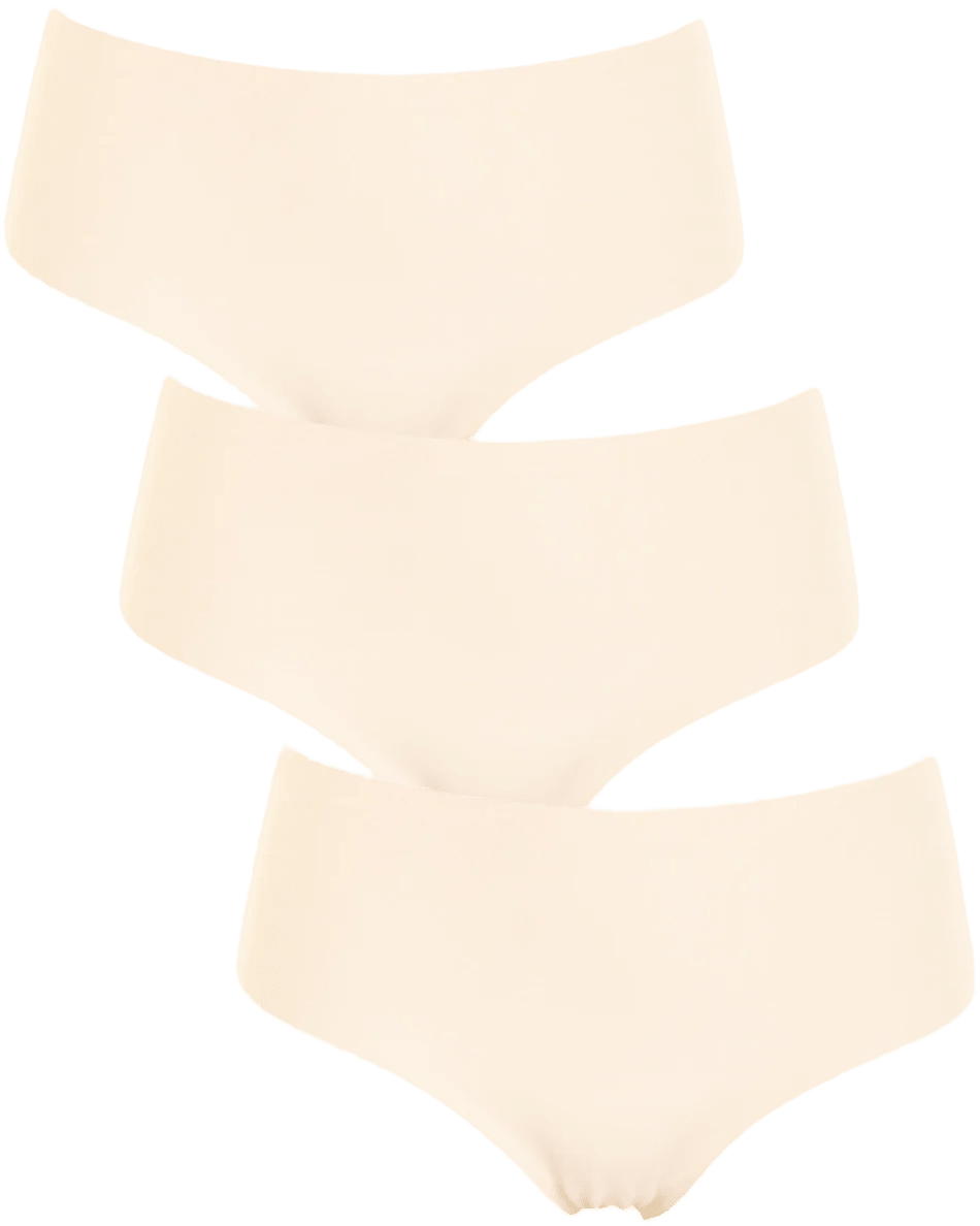 Missya Seamless 3-pak Pudder-trusser er stablet på en hvid baggrund – beige nude-undertøj fra Missya.