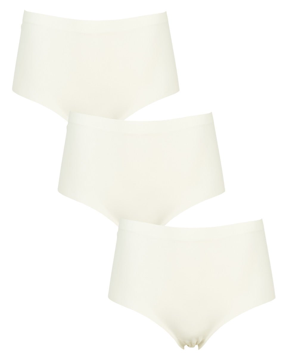 Tre Missya Seamless-pakker med 3 stk. offwhite maxitrusser er anbragt diagonalt på en hvid baggrund.