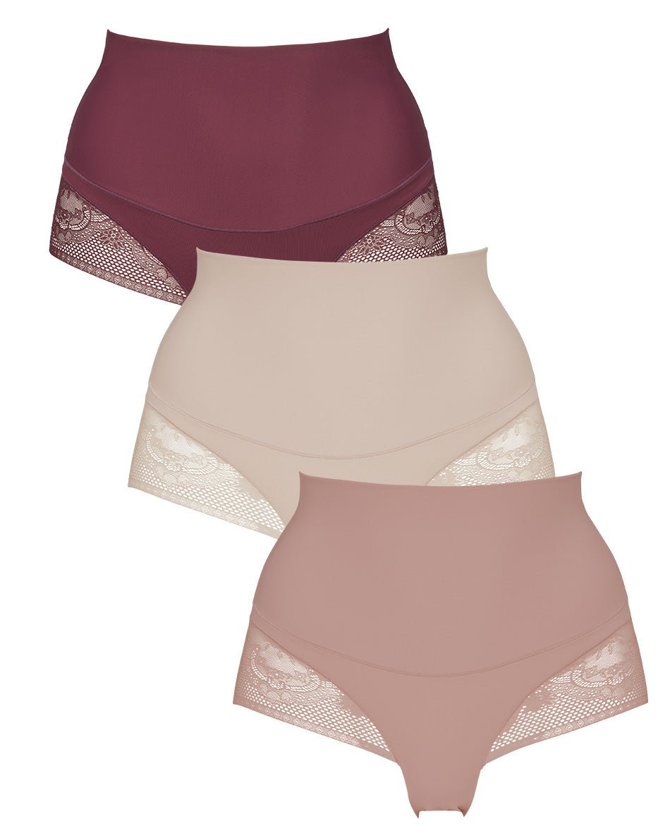 Tre Missya-formende trusser med høj talje og blonder i farverne bordeaux, beige og blush, udstillet overlappende.