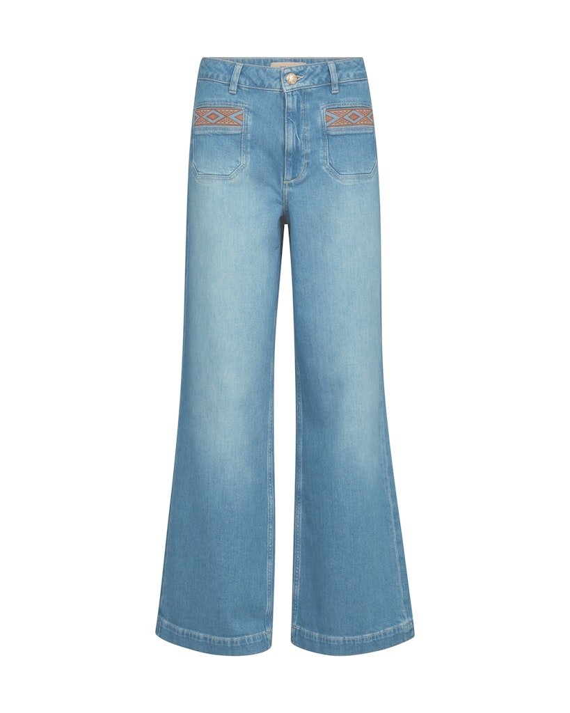 Colette Sernora Denim fra MOS MOSH: lyseblå jeans med påsatte lommer foran og geometrisk broderi over dem.