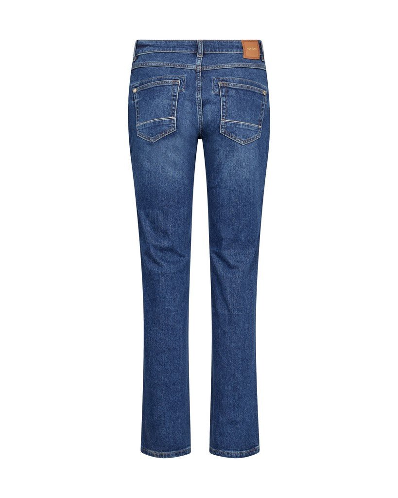 Bagfra set: MOS MOSH Carla Naomi l.32-jeans i mørkeblå med to baglommer og et brunt lædermærke.