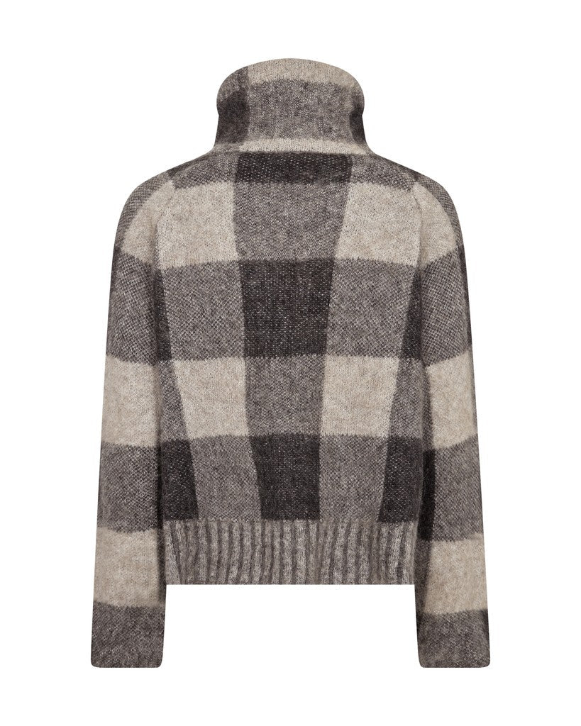 Bagfra-billede af en beige og grå ternet MOS MOSH »Maija Sort mønstret« strikbluse med høj hals på hvid baggrund.