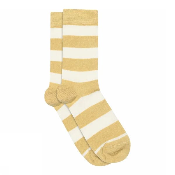 MP Denmark Signe Sennep – ankelstrømper i beige/hvide striber af bambusviskose, vist på hvid baggrund.