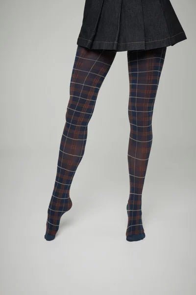 Person iført navy 156345 | MP Denmark – Katy Ternet-tights i ternet mønster og en plisseret nederdel.