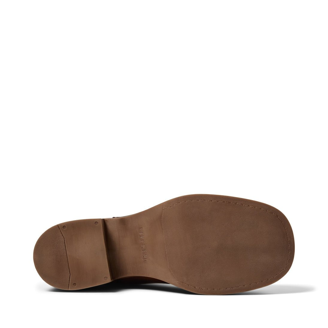 Den brune gummisål på PAVEMENT Anneli Camel-støvlerne, set nedenfra, hvor man kan se den strukturerede yderside og sømmene på hælen.