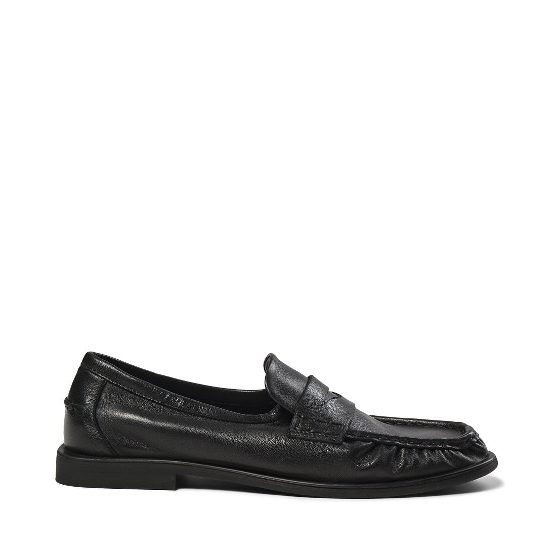 PAVEMENT Elmira Sort loafer i sort læder med mokkasintå og lav hæl, vist i profil på hvid baggrund.
