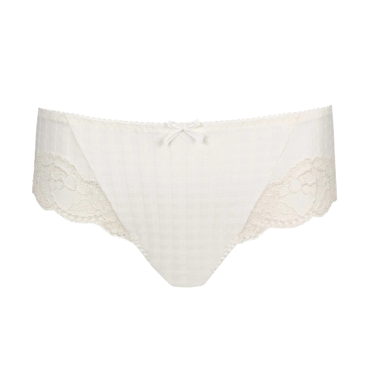 PrimaDonna Madison Natur – Off-white hipster i mikrofiber med blonder, blonde-detaljer og en sløjfe på en ensfarvet baggrund.