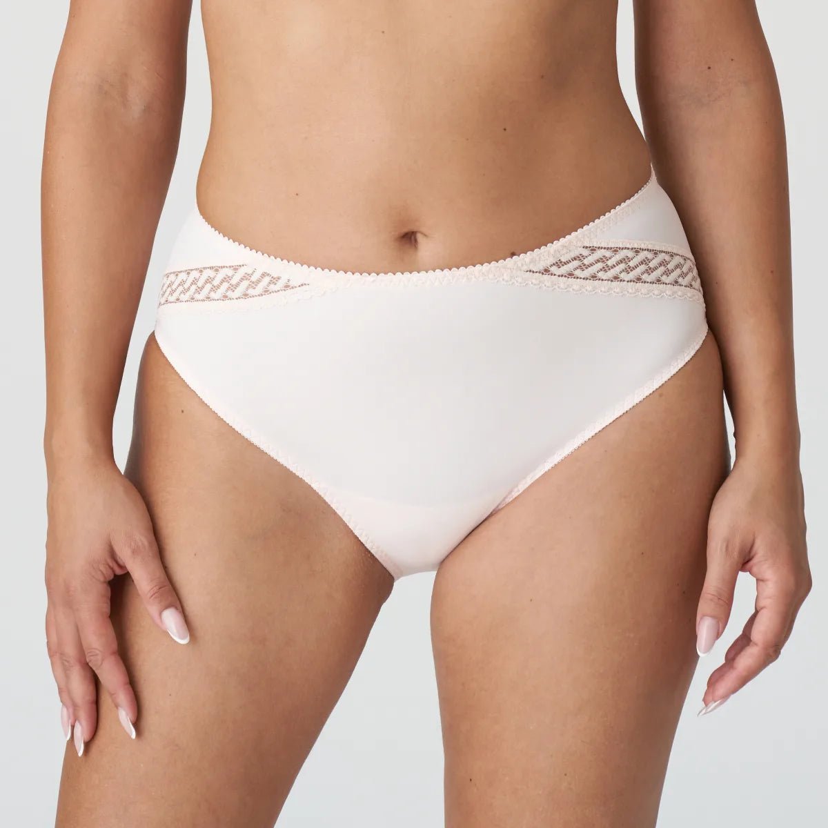 Model iført PrimaDonna Montara Crystal Pink Rosa med en flatterende højtaljet pasform, set fra taljen til midt på låret.