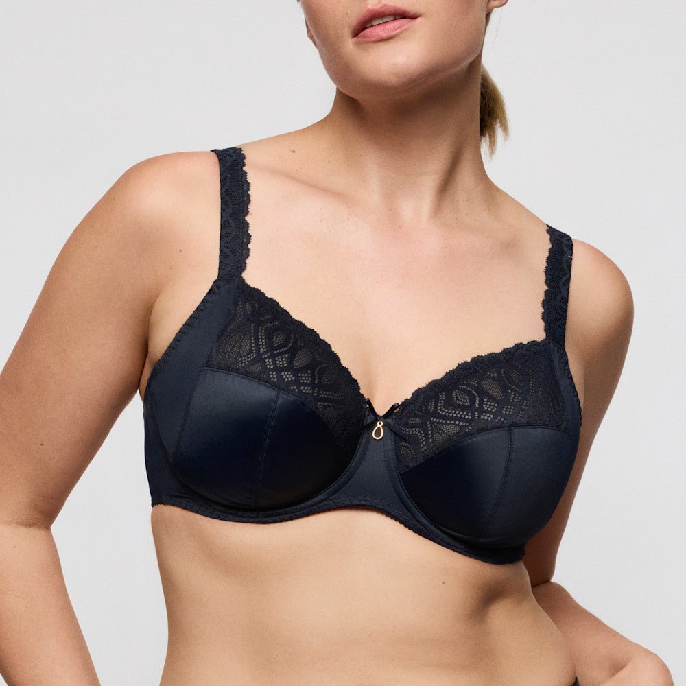 Kvinde i PrimaDonna Salerno Midnight Blue bøjlebh, mørkeblå med blondedetaljer, vist fra skuldrene til taljen.